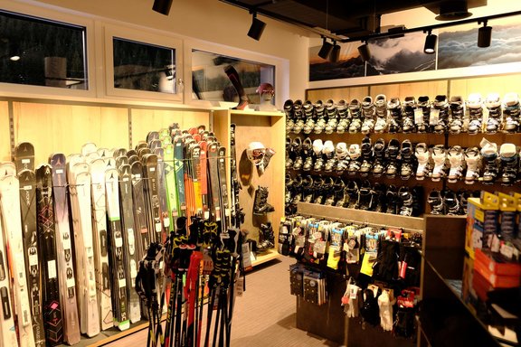 Accessoires im Shop in Berwang (c) Sport-Alm Berwang Tiroler Zugspitz Arena